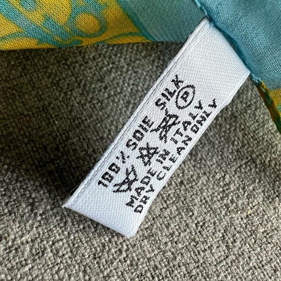 VINTAGE DIOR/ JOHN GALLIANO 100% Silk Scarf
2005 J’Adore Collection - Picture 5 of 5